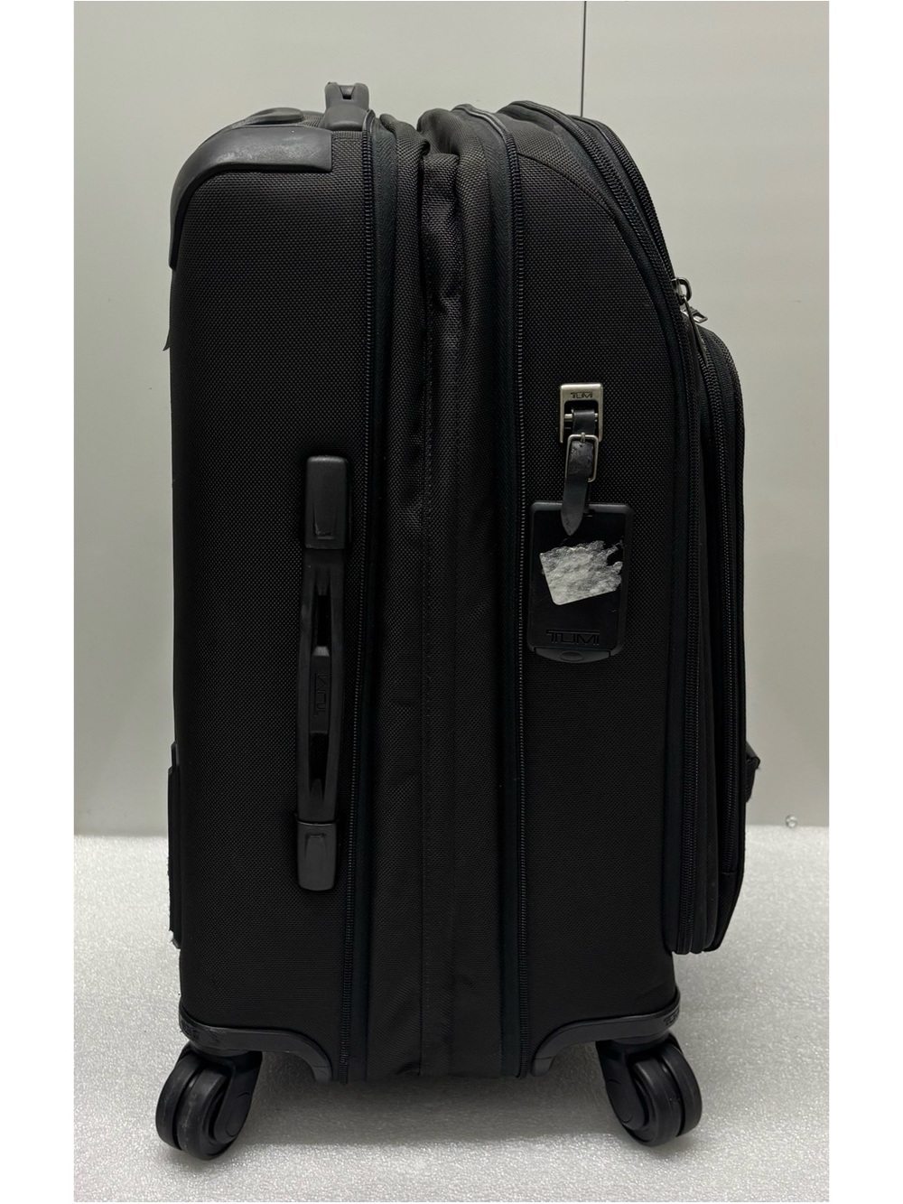Tumi Merge 22-Inch International
Dual Access 4-Wheel Carry-On in Black - Picture 3 of 12